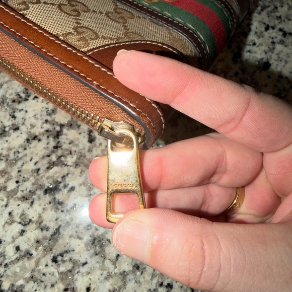 ✨Authentic! EXCELLENT CONDITION! Gucci Women’s Wallet featuring a 🐝 Logo/Stars!✨ - Picture 3 of 6